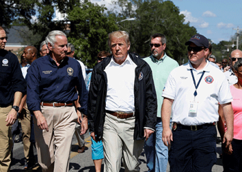 El presidente de EE. UU. Donald Trump repasa los daños causados por el huracán Florence con el gobernador de Carolina del Sur Henry McMaster (2ndL) en Conway, Carolina del Sur, EE. UU., 19 de septiembre de 2018. REUTERS / Kevin Lamarque