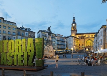 Vitoria-Gasteiz presume en verano de su potencial sostenible con propuestas volcadas en las familias, el turismo inclusivo, la enogastronomía local y la cultura.