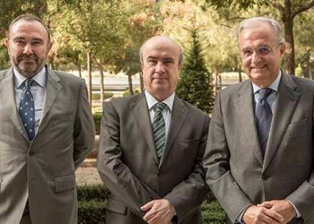 Fernando Ruiz, director de sostenibilidad de Repsol (izq.); Mariano Jabonero, secretario general de la OEI (centro) e Ignacio Egea, vicepresidente de Fundación Repsol (dcha.)