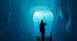 En 12 fotos para recorrer el mundo una foto en la cueva de hielo en el glaciar del Ródano en Furka