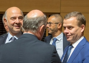 De izquierda a derecha: Pierre Moscovici, comisario europeo de Asuntos Económicos y Financieros, Fiscalidad y Aduanas; Petteri Orpo, ministro finlandés de Finanzas; Luis de Guindos, vicepresidente del Banco Central Europeo, el 2 de octubre en Luxemburgo.