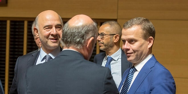 De izquierda a derecha: Pierre Moscovici, comisario europeo de Asuntos Económicos y Financieros, Fiscalidad y Aduanas; Petteri Orpo, ministro finlandés de Finanzas; Luis de Guindos, vicepresidente del Banco Central Europeo, el 2 de octubre en Luxemburgo.
