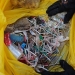 Un voluntario muestra palillos y plásticos después de una recolección de basura antes del Día Mundial del Medio Ambiente en la playa de La Costilla, en Rota, 2 de junio de 2018. REUTERS / Jon Nazca