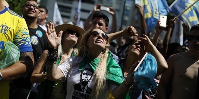 Simpatizantes del candidato presidencial Jair Bolsonaro asisten a un acto en Río de Janeiro, Brasil, 9 de septiembre de 2018. REUTERS/Pilar Olivares