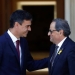 En la imagen de archivo, el presidente del Gobierno español, Pedro Sánchez, saluda al presidente autonómico catalán, Quim Torra, en el Palacio de la Moncloa de Madrid,.  REUTERS/Juan Medina