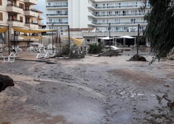 Barro y escombros en una calle de  Mallorca, 10 de octubre de 2018. / Joan Camacho vía REUTERS