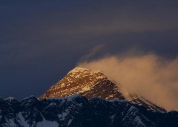 tormenta en el pico del himalaya