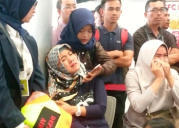 Familiares de los pasajeros del vuelo JT610 de Lion Air que se estrelló en el mar aguardan en el aeropuerto de Depati Amir en Pangkal Pinang, Indonesia. Antara Foto/Elza Elvia a través de REUTERS