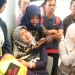 Familiares de los pasajeros del vuelo JT610 de Lion Air que se estrelló en el mar aguardan en el aeropuerto de Depati Amir en Pangkal Pinang, Indonesia. Antara Foto/Elza Elvia a través de REUTERS