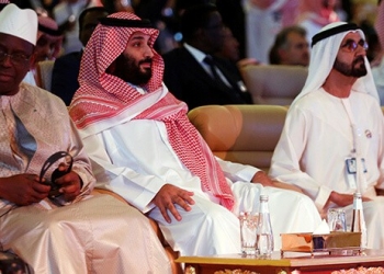 El príncipe heredero de Arabia Saudí, Mohammed bin Salman, junto al presidente de Senegal, Macky Sall, y el primer ministro y vicepresidente de los Emiratos Árabes Unidos y gobernante de Dubai, el jeque Mohammed bin Rashid al-Maktoum, durante el Foro de la Iniciativa de Inversiones Futuras en Riad, 24 de octubre de 2018. Reuters/Faisal Al Nasse