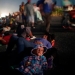 Glenda Escobar, parte de una caravana de miles de centroamericanos en camino a Estados Unidos, descansa en la carretera con su hijo Adonai, mientras se dirigen a Pijijiapan desde Mapastepec. 25 de octubre de 2018. REUTERS/Ueslei Marcelino