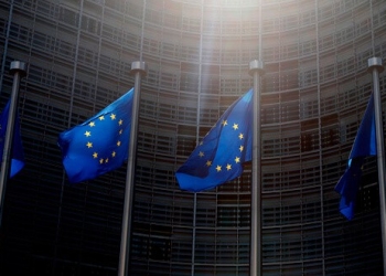 Banderas de la UE ante la sede de la Comisión Europea en Bruselas. REUTERS/Francois Lenoir