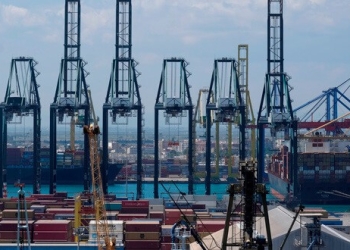 Grúas y contenedores en el puerto de Valencia, 31 de mayo de 2018. REUTERS/Heino Kalis