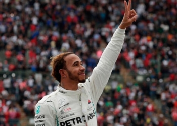Lewis Hamilton celebra después de ganar su quinto campeonato mundial de la Fórmula Uno a pesar de finalizar en el cuarto lugar del Gran Premio de México, en el Autódromo Hermanos Rodríguez, Ciudad de México, México, 28 de octubre de 2018. REUTERS/Henry Romero