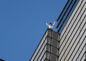 El escalador francés, Alain Robert, celebra su ascenso a la torre Heron, en el distrito financiero en Londres. Reuters/ Peter Nicholls