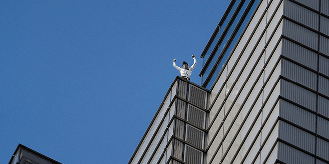 El escalador francés, Alain Robert, celebra su ascenso a la torre Heron, en el distrito financiero en Londres. Reuters/ Peter Nicholls