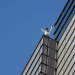 El escalador francés, Alain Robert, celebra su ascenso a la torre Heron, en el distrito financiero en Londres. Reuters/ Peter Nicholls