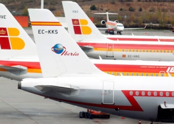 Aviones de Iberia aparcados en el aeropuerto de Madrid-Barajas el 9 de noviembre de 2012. REUTERS/Sergio Perez