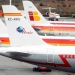 Aviones de Iberia aparcados en el aeropuerto de Madrid-Barajas el 9 de noviembre de 2012. REUTERS/Sergio Perez