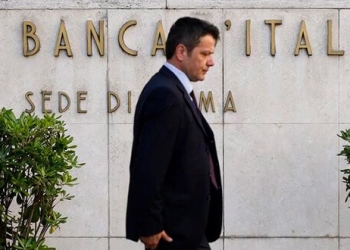 En la imagen de archivo, un hombre camina junto a un cartel del Banco de Italia en Roma. Reuters/Tony Gentile