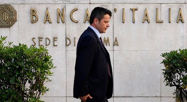En la imagen de archivo, un hombre camina junto a un cartel del Banco de Italia en Roma. Reuters/Tony Gentile