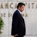 En la imagen de archivo, un hombre camina junto a un cartel del Banco de Italia en Roma. Reuters/Tony Gentile