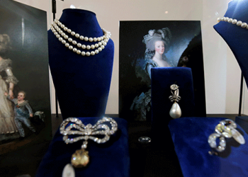 Las joyas que pertenecieron a la reina María Antonieta de Francia expuestas en la casa de subastas Sotheby's en Dubái, Emiratos Árabes Unidos, 9 de octubre de 2018. REUTERS/Christopher Pike