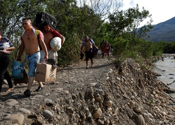 Migrantes huyen de la miseria en Venezuela, pero llegar al extranjero los obliga la mayoría de las veces a entregar sus pocos dólares a grupos delictivos para cruzar la frontera/Reuters