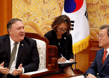 El secretario de Estado de Estados Unidos, Mike Pompeo, conversa con el presidente de Corea del Sur, Moon Jae-in, durante su reunión en la residencia oficial del mandatario en Seúl, Octubre 7, 2018. REUTERS/Kim Hong-Ji/Pool