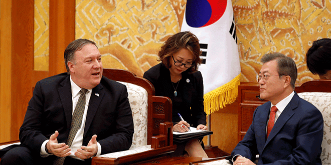 El secretario de Estado de Estados Unidos, Mike Pompeo, conversa con el presidente de Corea del Sur, Moon Jae-in, durante su reunión en la residencia oficial del mandatario en Seúl, Octubre 7, 2018. REUTERS/Kim Hong-Ji/Pool