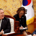 El secretario de Estado de Estados Unidos, Mike Pompeo, conversa con el presidente de Corea del Sur, Moon Jae-in, durante su reunión en la residencia oficial del mandatario en Seúl, Octubre 7, 2018. REUTERS/Kim Hong-Ji/Pool