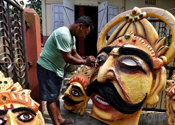 Un artesano pinta una efigie del demonio rey Ravana durante los preparativos para el próximo festival hindú de Dussehra, en la India. REUTERS/Anuwar Hazarika
