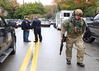 Robert Bowers, quien entró en la sinagoga con un rifle y tres pistolas, cruzó disparos con cuatro agentes de seguridad. /REUTERS