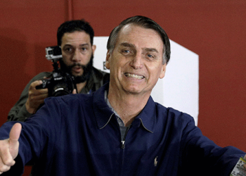 Jair Bolsonaro, candidato presidencial del Partido Social Liberal (PSL), gesticula después de emitir su voto en Río de Janeiro, Brasil, 7 de octubre de 2018. REUTERS/Ricardo Moraes