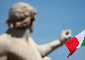 La bandera italiana ondea sobre el Palacio Quirinal en Roma, Italia, el 30 de mayo de 2018. REUTERS / Tony Gentile