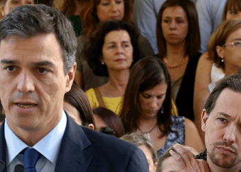 El ahora presidente del Gobierno del PSOE, Pedro Sánchez y el secretario general de Podemos, Pablo Iglesias durante un acto en el Parlamento español el 15 de julio de 2016. REUTERS/Andrea Comas