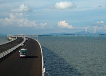 Un autobús recorre el puente Hong Kong-Zhuhai-Macau en Zhuhai, en la provincia de Guangdong, China, el 8 de junio de 2017. REUTERS/Stringer