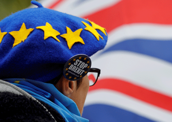 Un hombre usa una boina diseñada para asemejarse a la bandera de la UE durante una manifestación contra el Brexit en Birmingham, Gran Bretaña, 30 de septiembre de 2018. REUTERS / Darren Staples