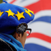 Un hombre usa una boina diseñada para asemejarse a la bandera de la UE durante una manifestación contra el Brexit en Birmingham, Gran Bretaña, 30 de septiembre de 2018. REUTERS / Darren Staples