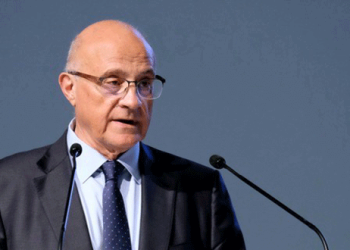 El presidente ejecutivo del banco Sabadell, Josep Oliu, da un discurso durante la reunión anual de accionistas en Alicante, el 19 de abril de 2018. REUTERS/Heino Kalis