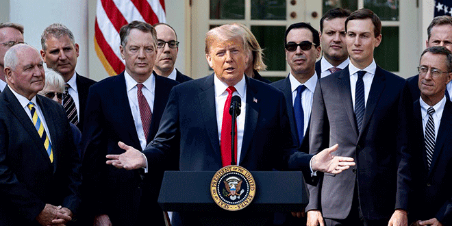 El presidente Donald Trump (centro) junto a su yerno Jared Kushner (derecha), asesor de la Casa Blanca y figura clave del acuerdo.