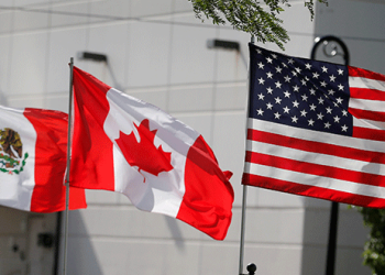 Banderas de los EEUU, Canadá y México ondean en Detroit, Michigan, en agosto de este año. REUTERS/Rebecca Cook.
