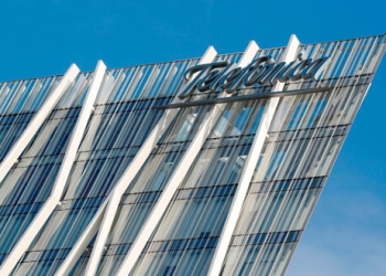 El logo de Telefónica en un edificio de la empresa en Barcelona, el 22 de octubre de 2018. REUTERS/Albert Gea