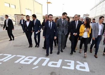 Miembros del "Govern" de Catalunya, encabezados por el presidente, Quim Torra, junto al presidente del parlamento autonómico, Roger Torrent, en Sant Julià de Ramis. / Foto: Rubén Moreno