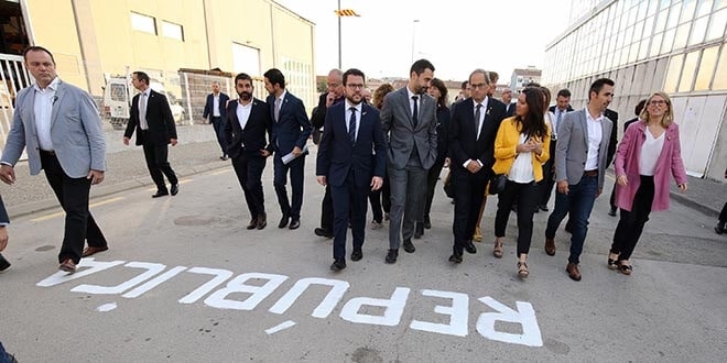 Miembros del "Govern" de Catalunya, encabezados por el presidente, Quim Torra, junto al presidente del parlamento autonómico, Roger Torrent, en Sant Julià de Ramis. / Foto: Rubén Moreno