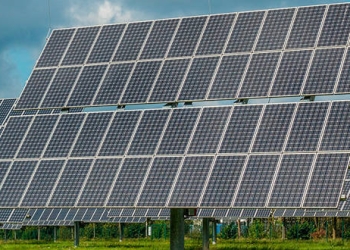 Entre las energías renovables que crecieron este año, la solar fotovoltaica fue protagonista con su adición de 90GW de capacidad instalada