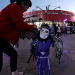 Una madre ayuda a su hijo con el disfraz antes de un evento de Halloween en el parque Happy Valley en Beijing, China, 31 de octubre de 2018. REUTERS / Jason Lee