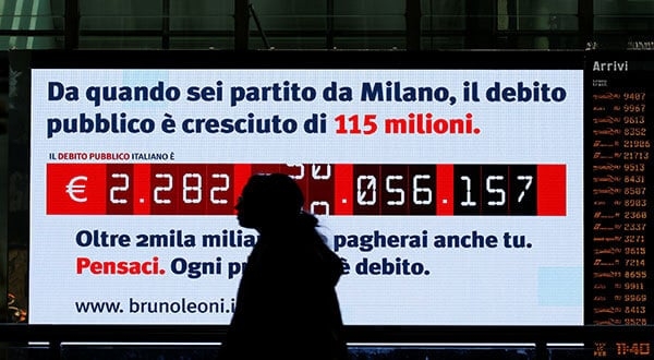 La agencia de calificación financiero Standard & Poor's bajó la perspectiva de la deuda de Italia a negativa el viernes