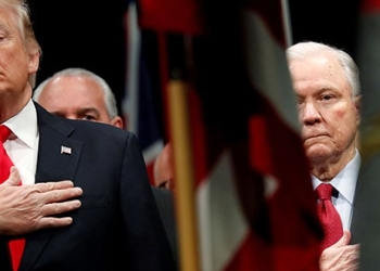 El presidente de los EEUU Donald Trump y el fiscal general Jeff Sessions durante la interpretación del himno nacional. Foto: REUTERS / Jonathan Ernst