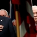 El presidente de los EEUU Donald Trump y el fiscal general Jeff Sessions durante la interpretación del himno nacional. Foto: REUTERS / Jonathan Ernst